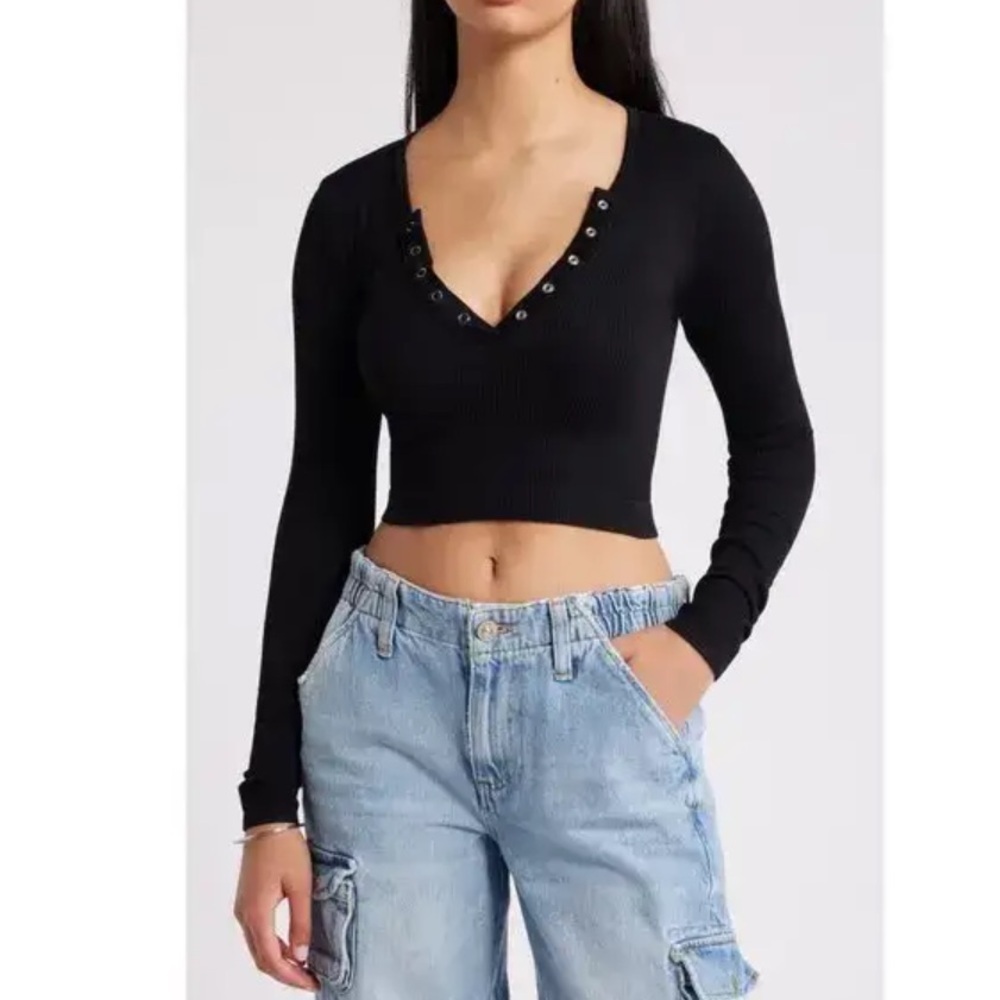 URBAN Outfitters Black Long Sleeve Ribbed V-Neck Top size Xs